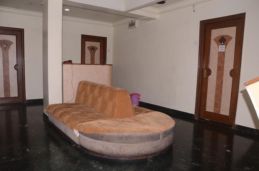 Hotel Aaditya Palace Bhusāwal Exterior foto
